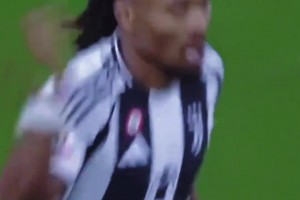 这球太骚了！尤文：他用最酷的方式，传给一秒后的自己！