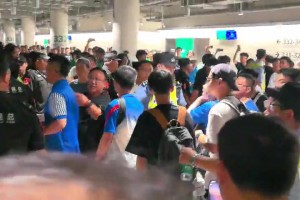 需警察护送！实拍：一群申花球迷疑似被国安球迷围在球迷通道内