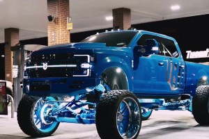 尼克斯中锋米切尔-罗宾逊展示爱车，有懂的吧友知道是什么吗😍