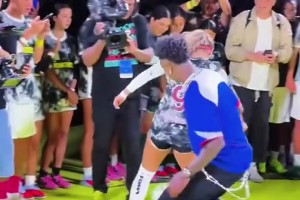 维尼修斯惨遭女球迷穿裆戏耍😂