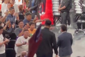 姚明现身第二场中国赛，现场欢呼声依旧很热烈