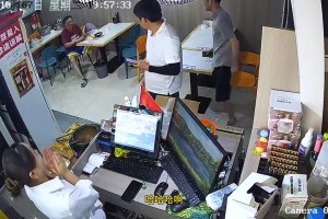 苏超“副作用”！饭店内就餐顾客看进球一声吼，吓坏点餐老哥😂