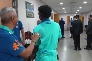 维尼修斯扭扭捏捏地与教练打招呼，你小子怎么看着有点搞笑🤣