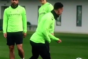 安东尼再秀“圆规”神技，不过这次队友们投来了满意的眼神🫠