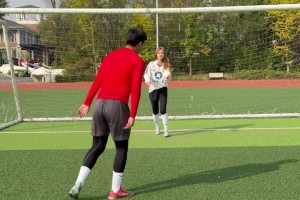 duang~兄弟这射门射得好射得准，一脚踢中了女足的屁股😤