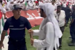 场面一度失控！卡塔尔2-1阿联酋，赛中两次引发阿联酋球迷的骚乱
