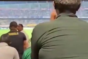 埃托奥被球迷怒喷：他必须滚出去！就是因为他我们现在才没晋级