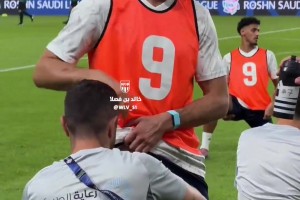 我也想摸摸摸！C罗赛前竟然有人专门按摩大腿肌肉😗