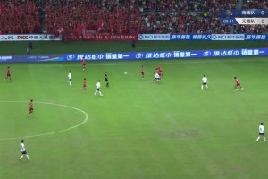 苏超球员不惜冒受伤风险对脚，央视解说嘉远赞叹：双方真拼啊😱