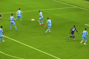 这庆祝动作太帅了！名场面：姆巴佩射门让门将防不胜防！