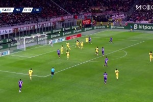 佛罗伦萨1-0领先！米兰禁区内乱战，戈森斯将球挡进球门