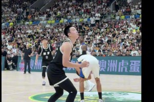 忍不住笑了！胡明轩想要分球外线，结果直接砸对手脑袋上😂