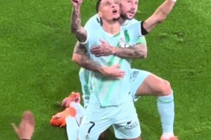 安东尼庆祝时遭到球迷投掷异物，还好队友手速够快接下了！