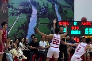 姚明参加母校活动，与小学班主任暖心相拥！