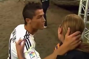 C罗：别说话，让我吻你！女记者：这边也要亲👀