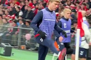 丹麦球迷朝热身中的霍伊伦高喊“梅西”，霍伊伦差点笑坏了~