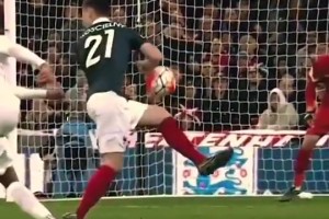 这弧线有点离谱了！门将：这球怎么越走越远！